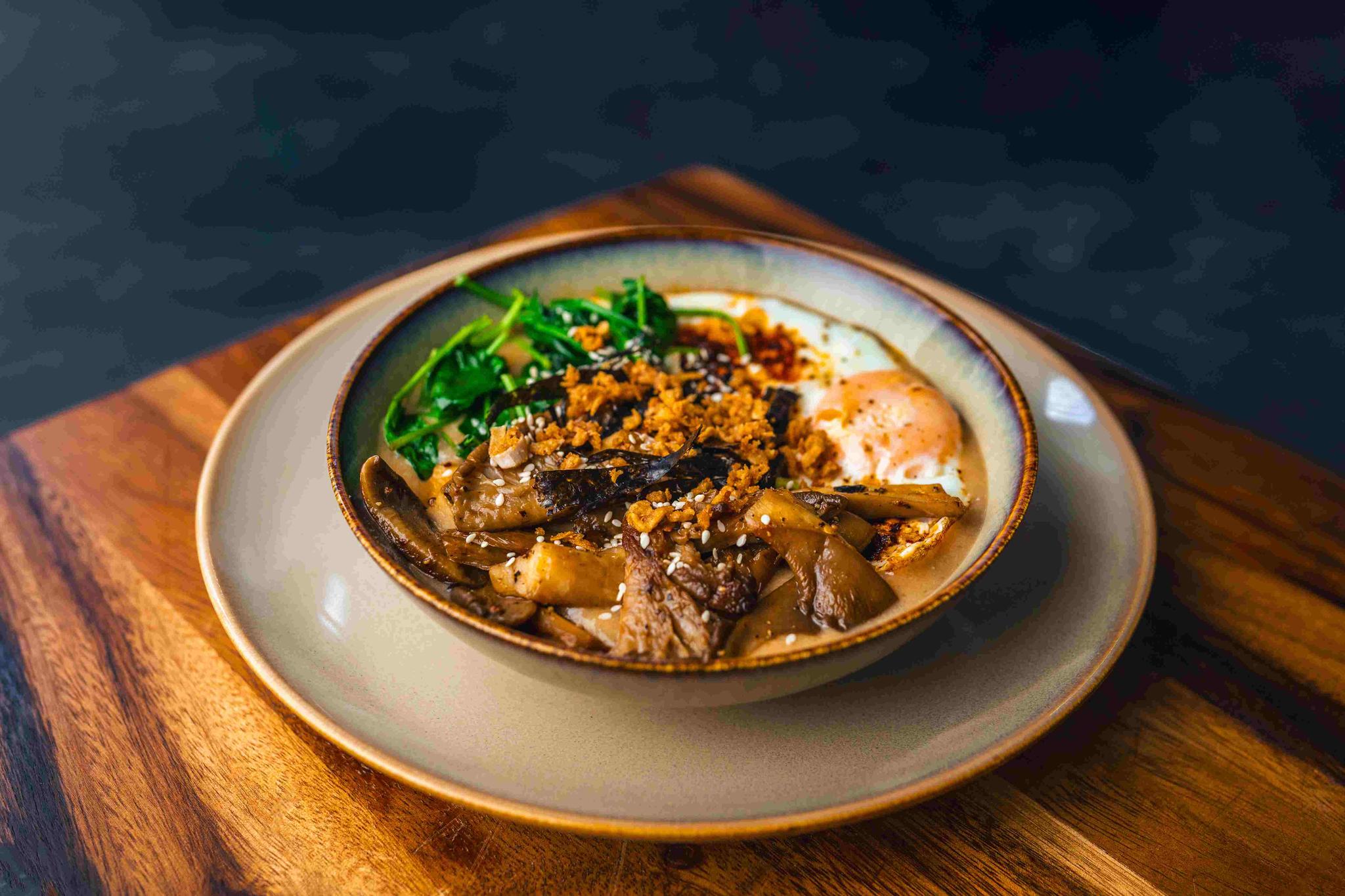 Congee z jajkiem, boczniakami i szpinakiem