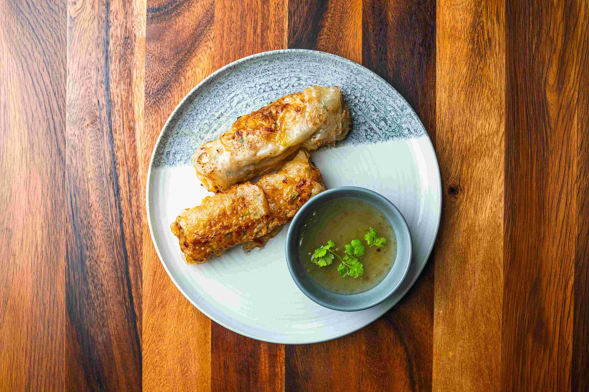 Chrupiące sajgonki z wieprzowiną i sezamem