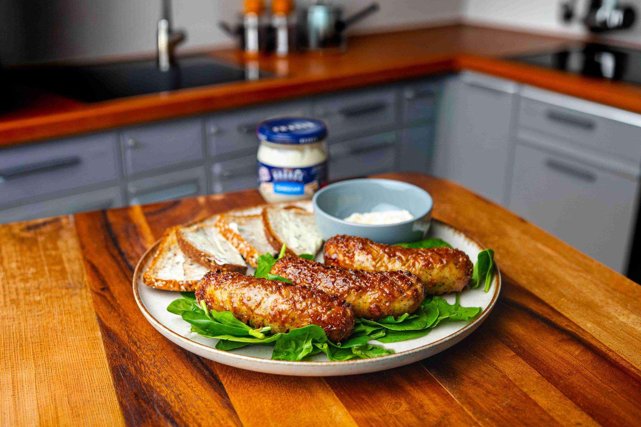 Biała kiełbasa z airfryera z miodowo-musztardową glazurą