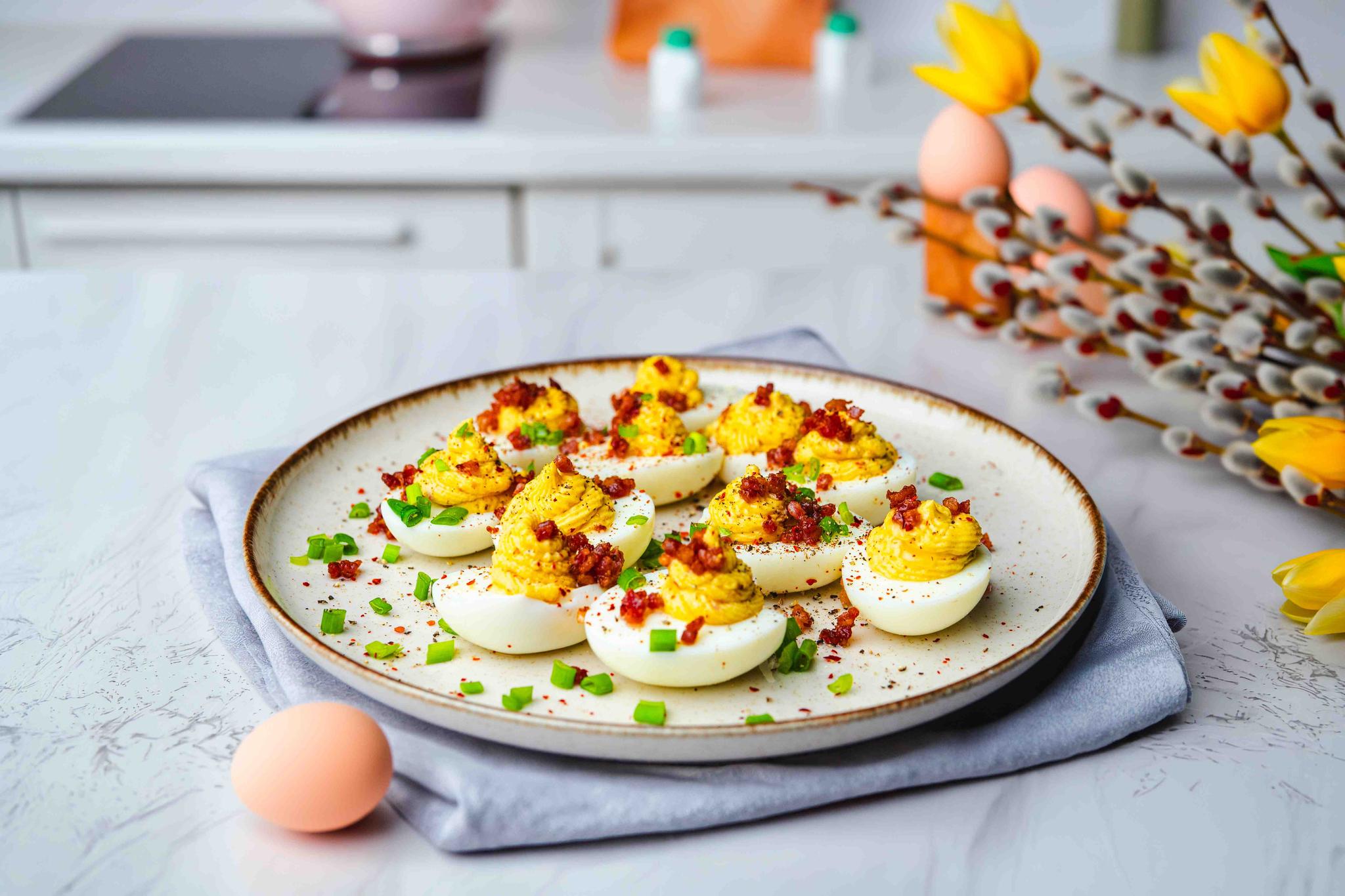 Jajka faszerowane serem cheddar i boczkiem