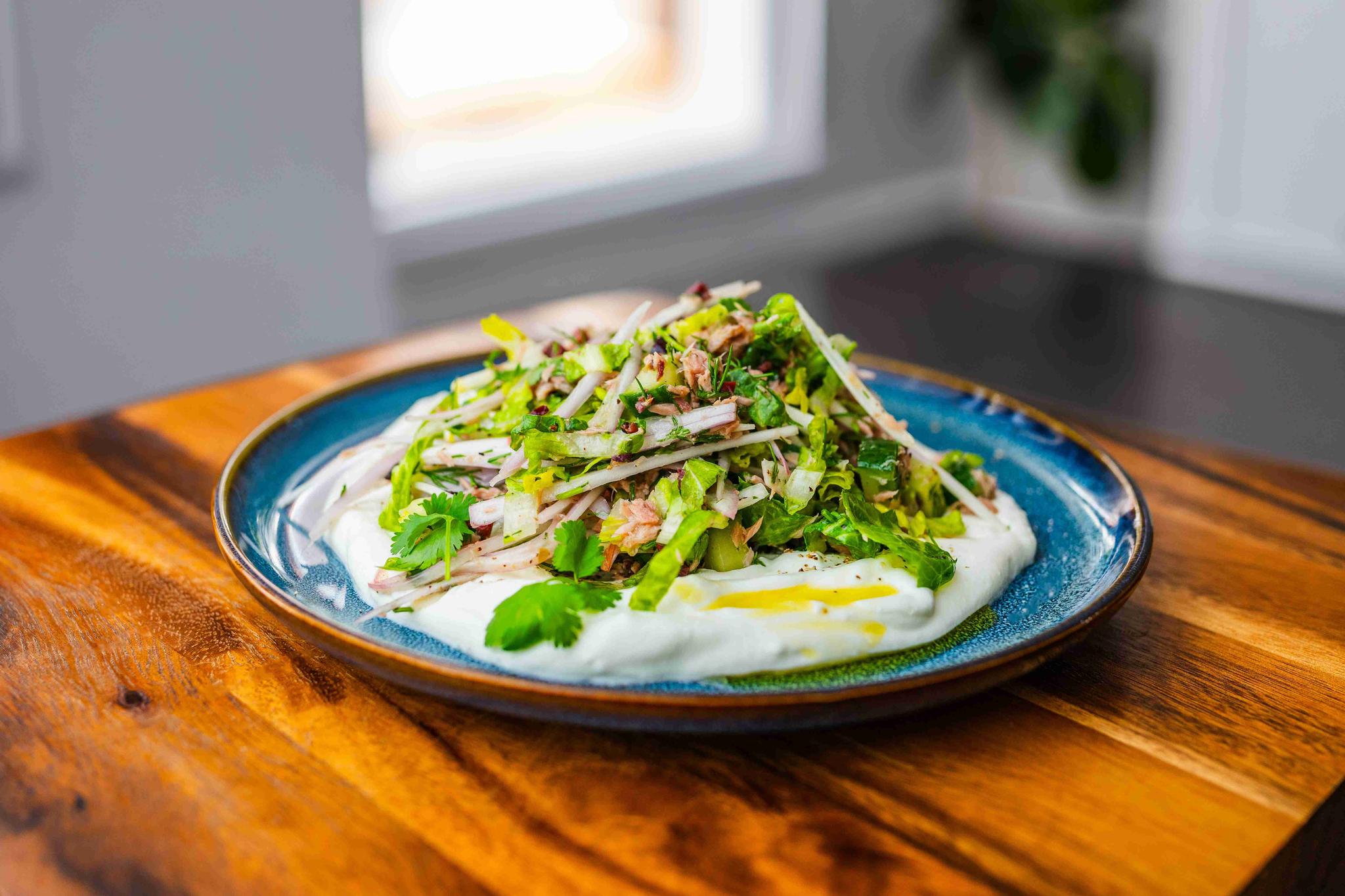 Śródziemnomorska sałatka z tuńczykiem, kaparami i jogurtem