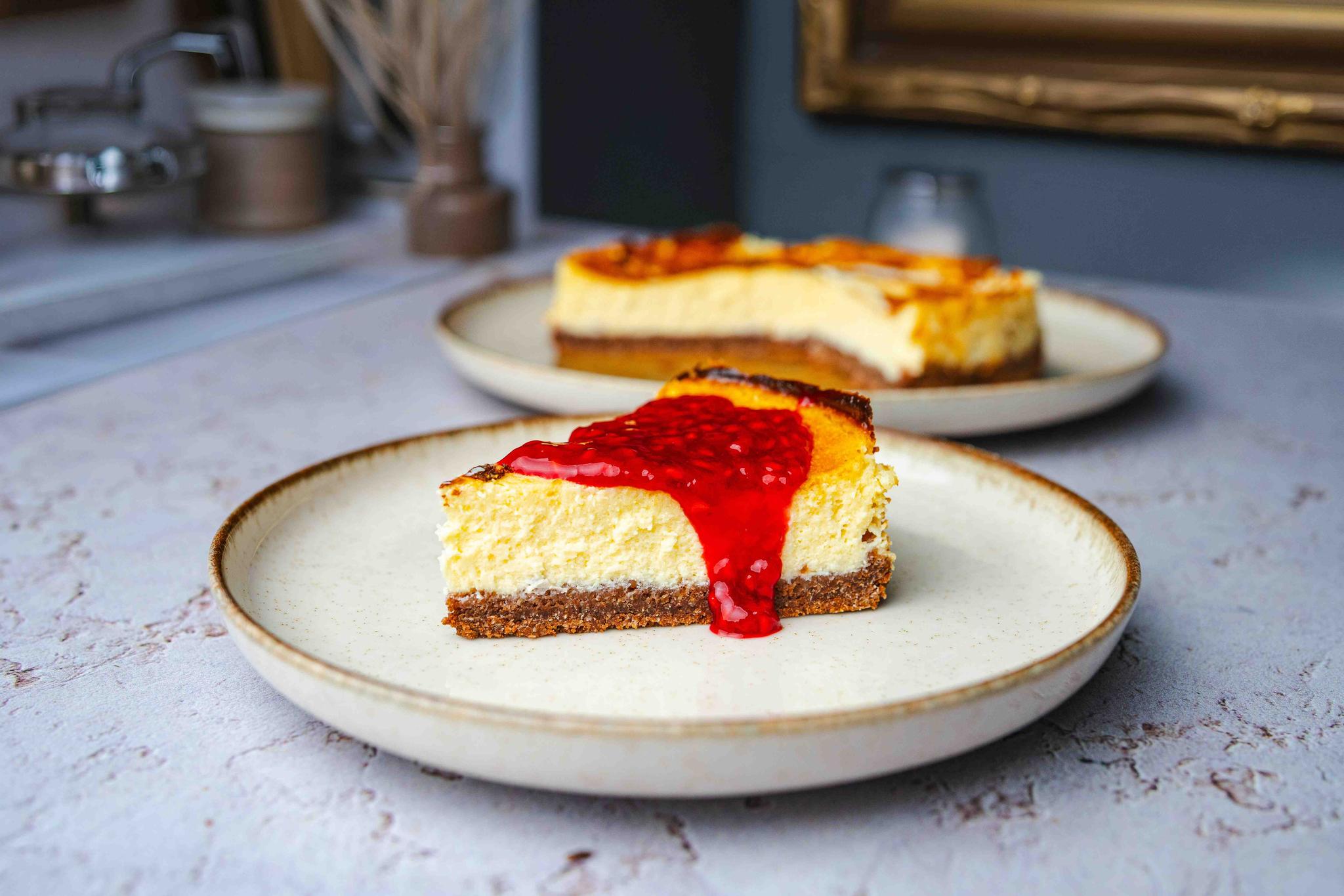 Kremowy sernik z airfryera z polewą malinową