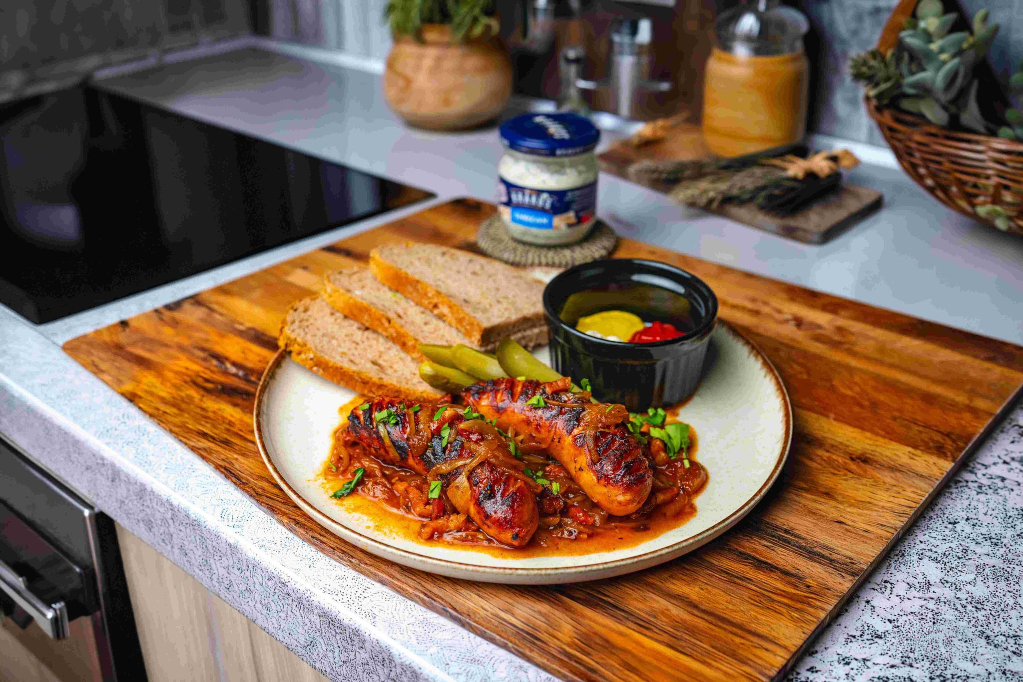 Biała kiełbasa pieczona w piwie