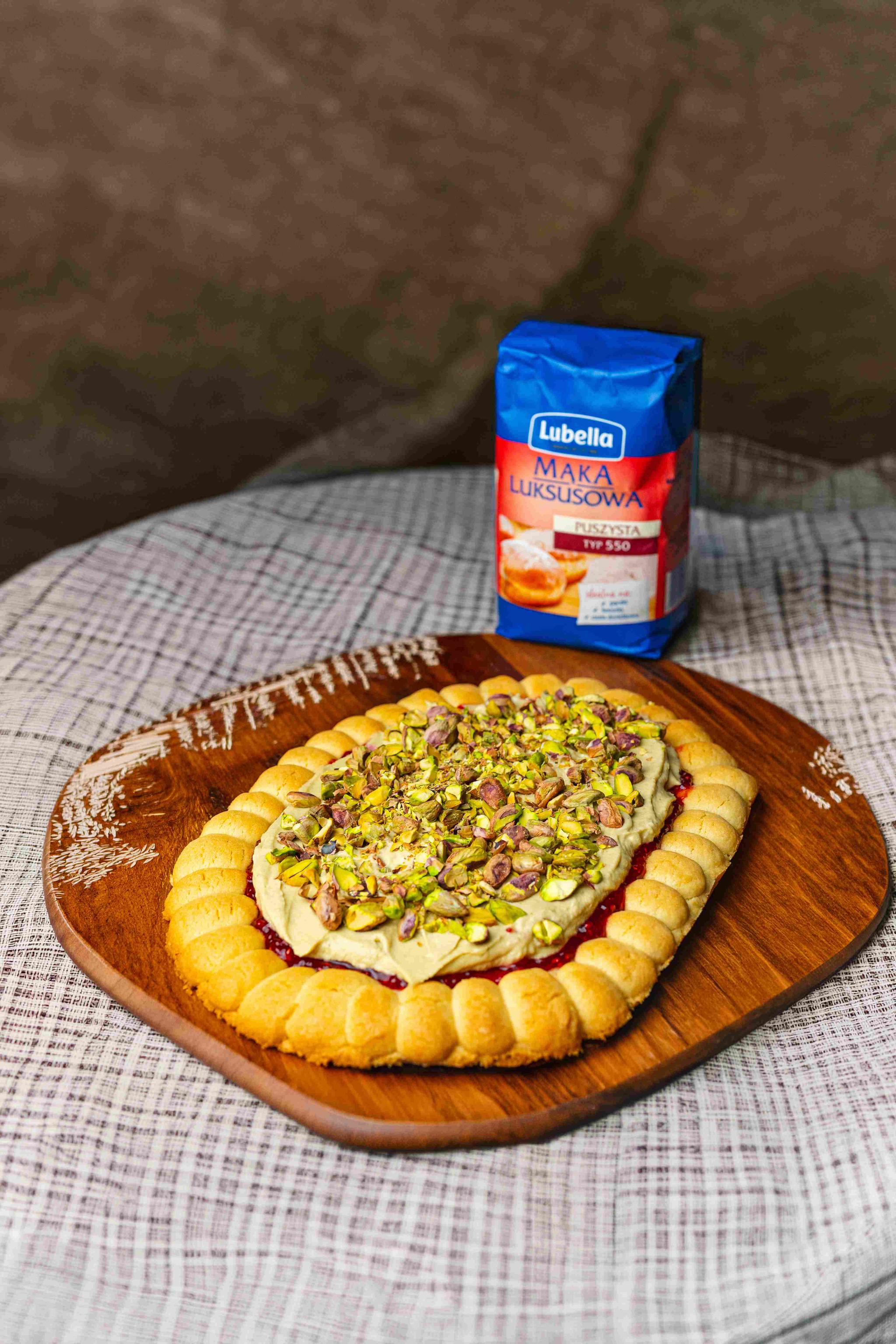 Mazurek pistacjowy z malinami