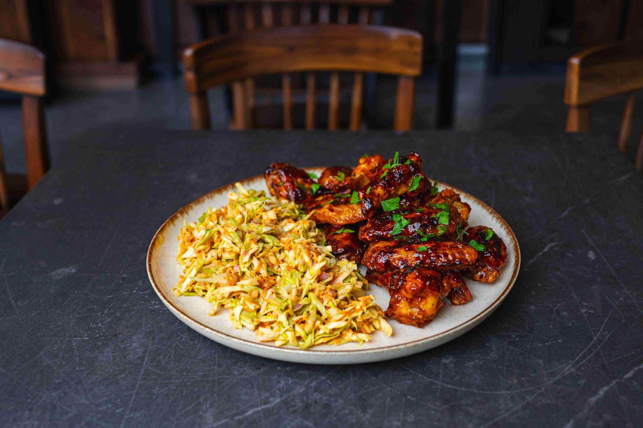 Chrupiące skrzydełka z airfryera w sosie buffalo