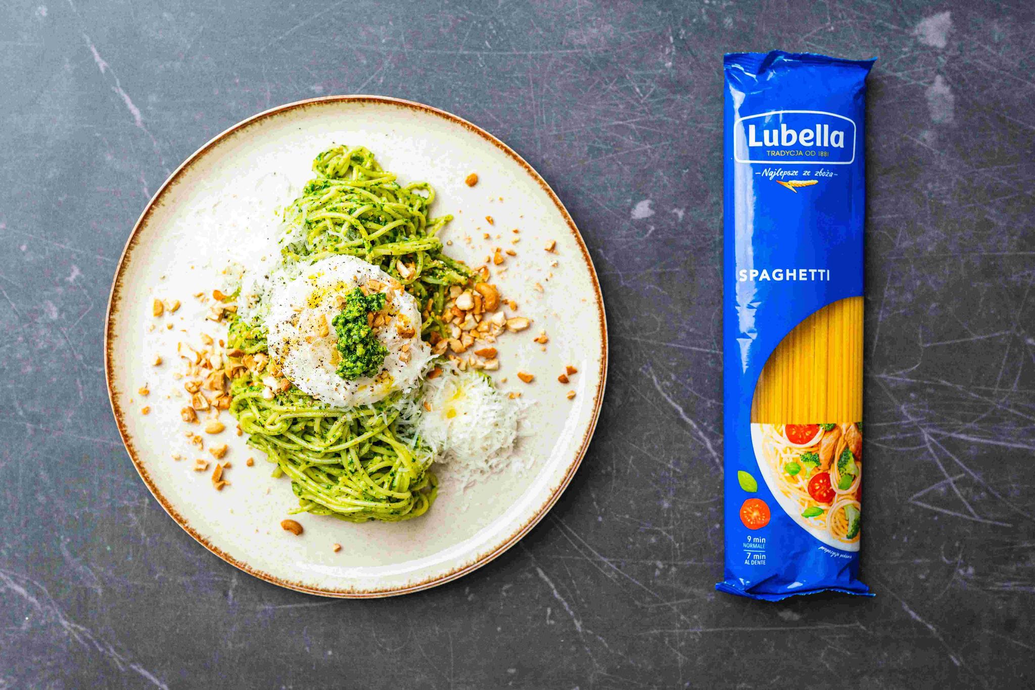 Makaron z pesto z czosnku niedźwiedziego z burratą i nerkowcami