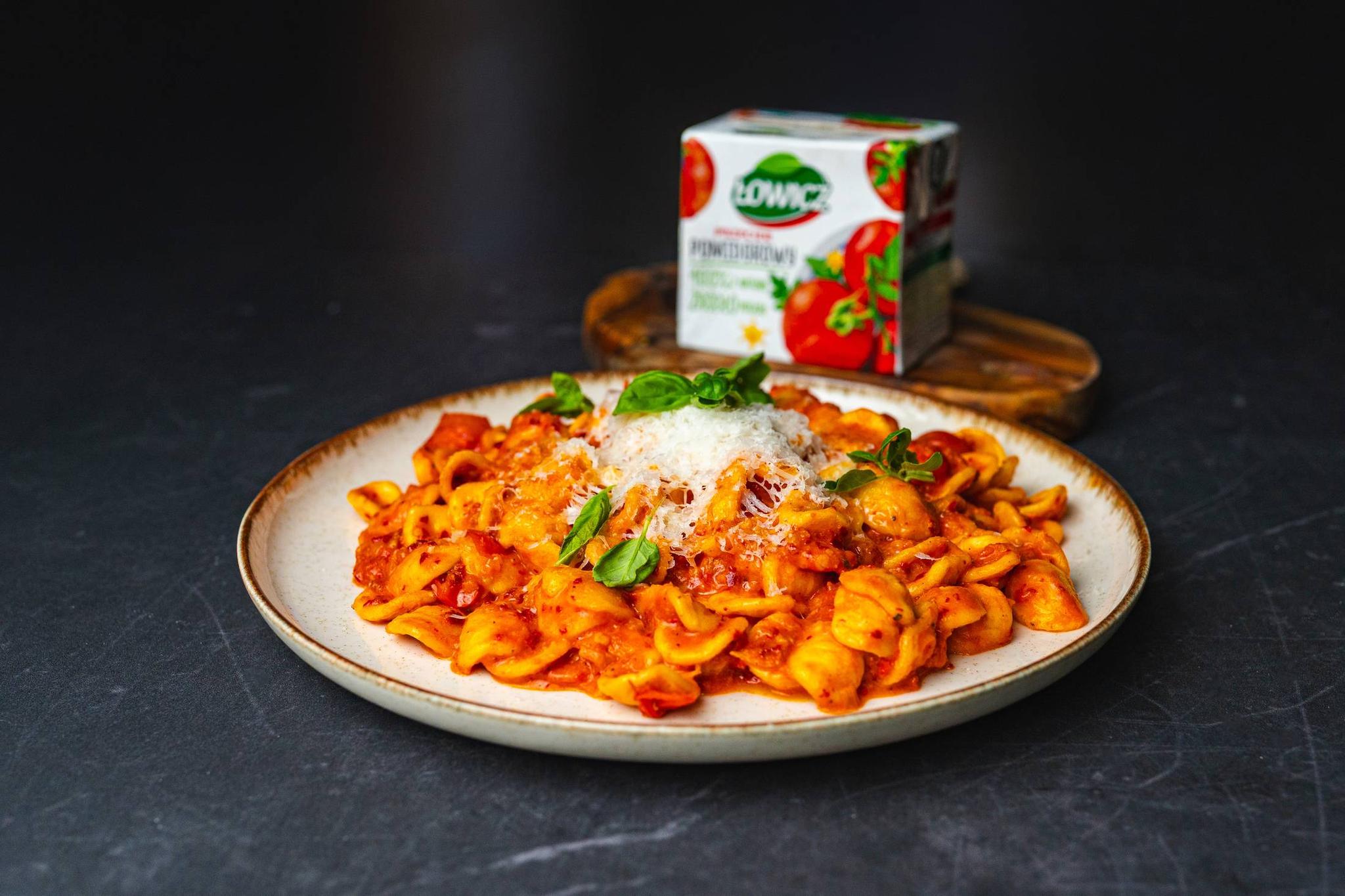 Makaron orecchiette w pomidorowym sosie z ndują