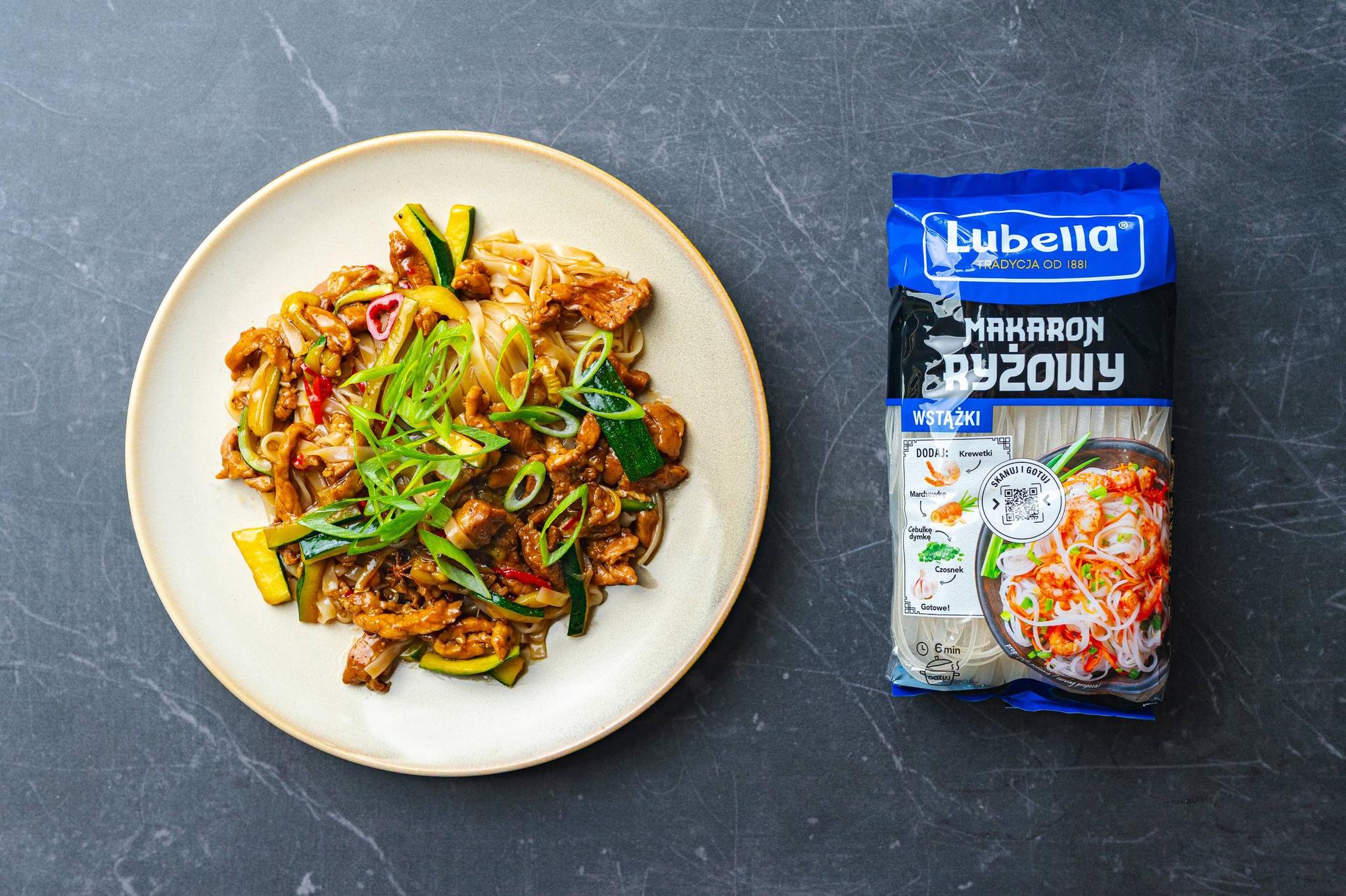 Azjatycki makaron ryżowy stir-fry ze schabem i cukinią
