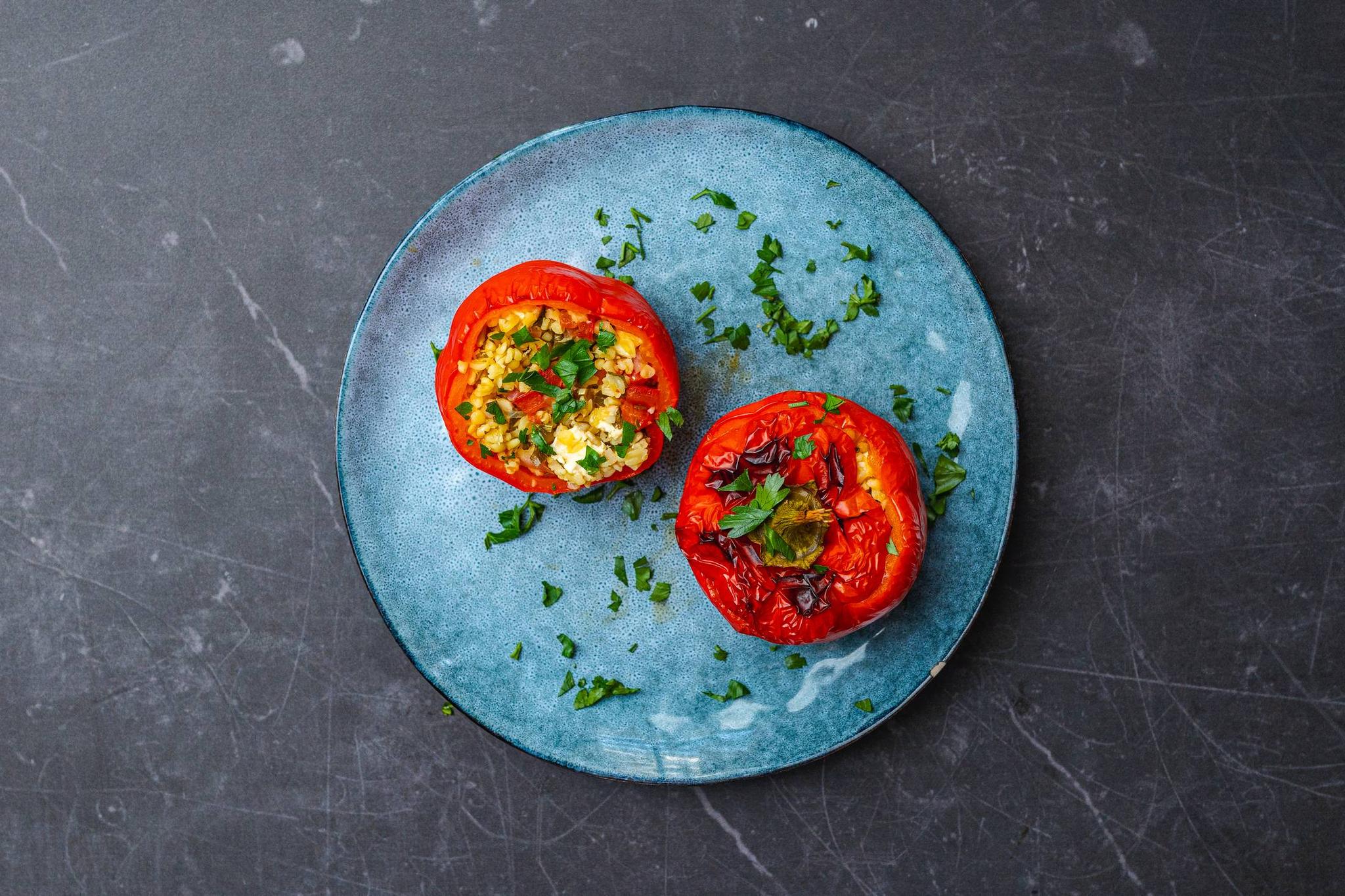 Papryka z grilla faszerowana fetą, kaszą bulgur i ziołami