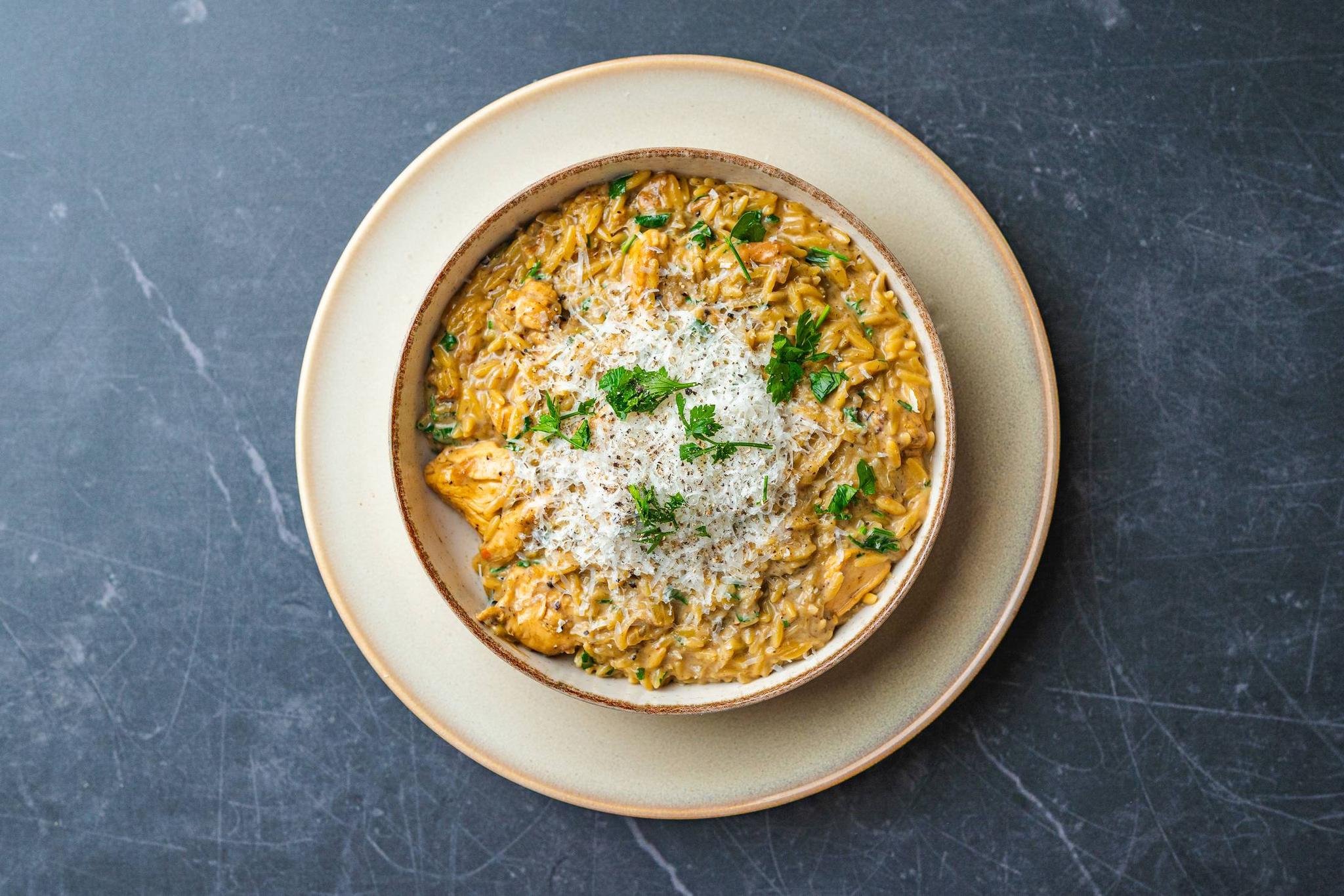 Makaron orzo z kurczakiem i grzybami leśnymi