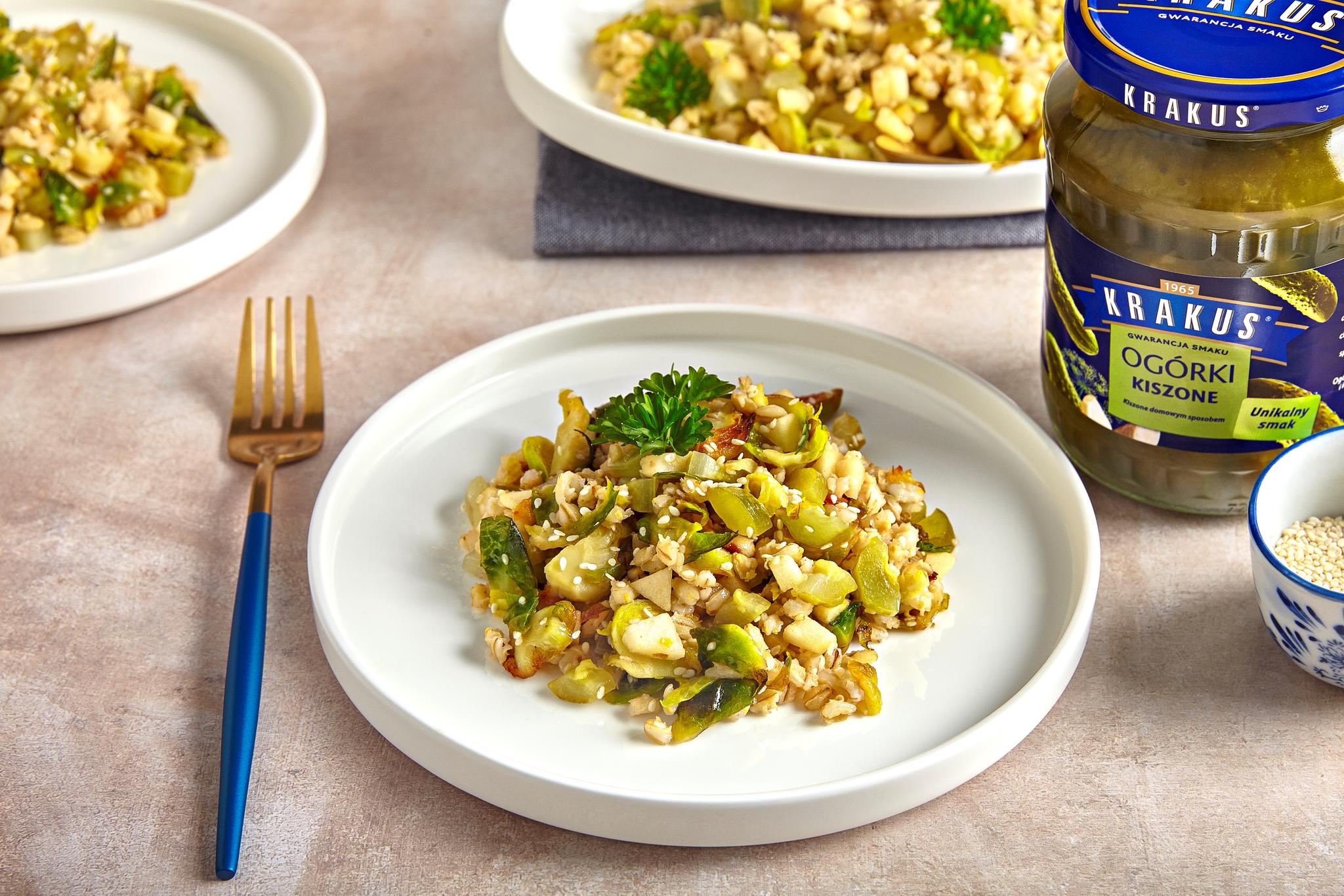 Sałatka z brukselką i ogórkami kiszonymi Krakus